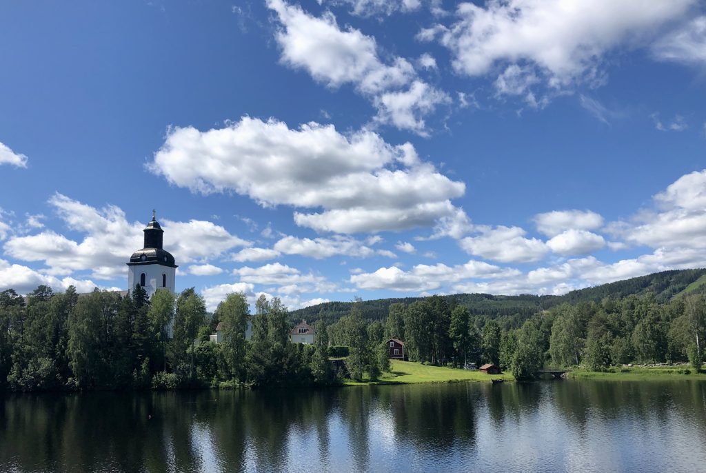 Bild över Järvsö kyrka och Ljusnan